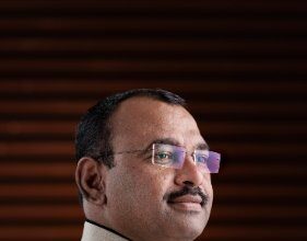 राज्यातील नगरपालिका, महानगरपालिका सफाई कामगारांच्या प्रलंबित मागण्यांचे दिले निवेदन