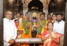 *चैत्र यात्रा निमित्त श्री विठ्ठल-रुक्मिणी मातेची नित्यपूजा मंदिरात आकर्षक फुलांची सजावट*