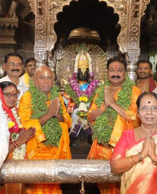 *चैत्र यात्रा निमित्त श्री विठ्ठल-रुक्मिणी मातेची नित्यपूजा मंदिरात आकर्षक फुलांची सजावट*