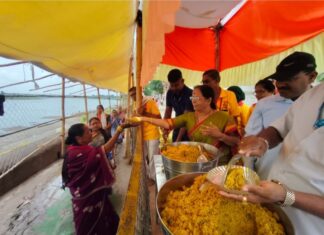 आषाढी यात्रेनिमित्त मंदिर समितीकडून दर्शन रांगेत चहा, पाणी व खिचडी वाटप