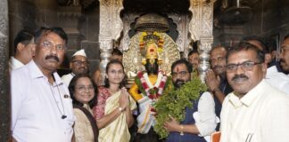 रोजगार हमी योजना मंत्री भरत गोगावले यांनी घेतले श्री विठ्ठल रुक्मिणी मातेचे दर्शन